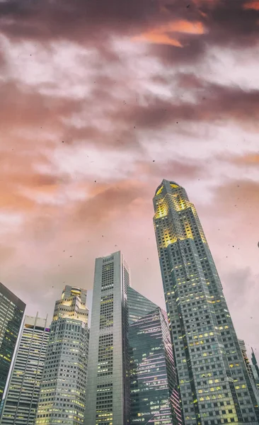 Singapore skyline in Marina Bay at sunset — Stock Photo, Image