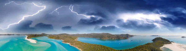 Whitehaven Beach från drönare, fantastisk flygvy med approach — Stockfoto