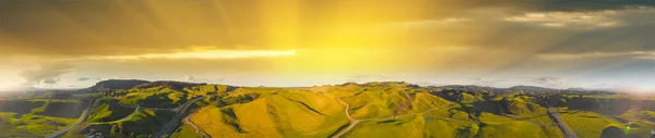 Vista aérea de las impresionantes colinas y campos de Nueva Zelanda con una vista espectacular. —  Fotos de Stock