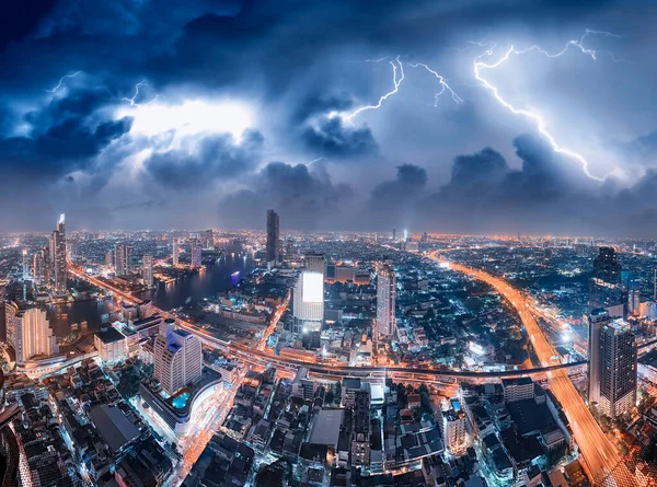 Letecký pohled na mrakodrapy Bangkoku během bouře, Thajsko — Stock fotografie