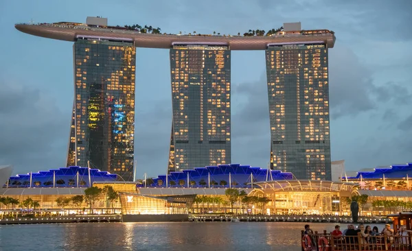 SINGAPUR - 3 de junio de 2020: Marina Bay Sands de noche con remolacha. — Foto de Stock