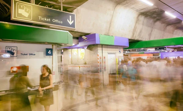 Toeristen in de luchthaventerminal, wazig zicht met snel bewegend — Stockfoto