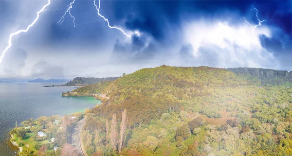 Lago Taupo na Nova Zelândia, vista aérea com tempestade se aproximando — Fotografia de Stock