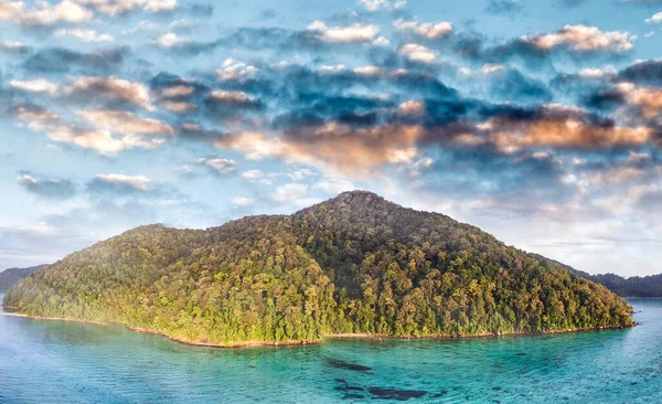 Montañas y arrecifes de coral en un escenario maravilloso, la aeria. — Foto de Stock