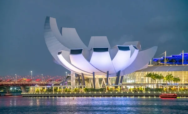 SINGAPUR - JANUARIA 4, 2020: Vista nocturna del Museo ArtScience. Th — Foto de Stock