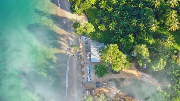 Khao Lak kıyı şeridi, güneşli bir sabahta güzel bir hava manzarası. — Stok fotoğraf