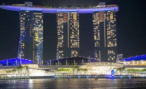 SINGAPORE - JANUARY 3, 2020: Arranha-céus Marina Bay Sands e — Fotografia de Stock