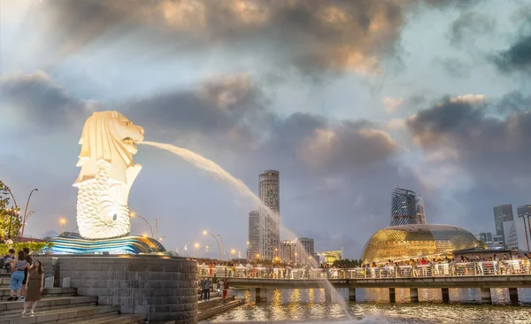 Merlion Singapore es el símbolo de la ciudad, situado en la zona de Marina Bay. —  Fotos de Stock