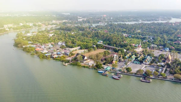 Flygfoto över Amphawa Market vid solnedgången, berömd flytande marknad — Stockfoto