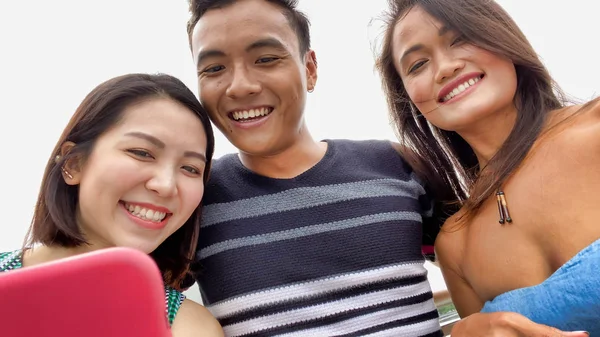 Three asian friends enjoying outdoor city life, taking selfies. — Stock Photo, Image