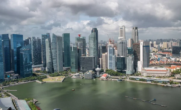 Luchtfoto skyline van het centrum wolkenkrabbers in Singapore — Stockfoto