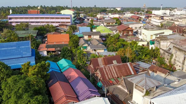 Flygfoto över Amphawa marknaden, berömd flytande marknaden nära Bangk — Stockfoto