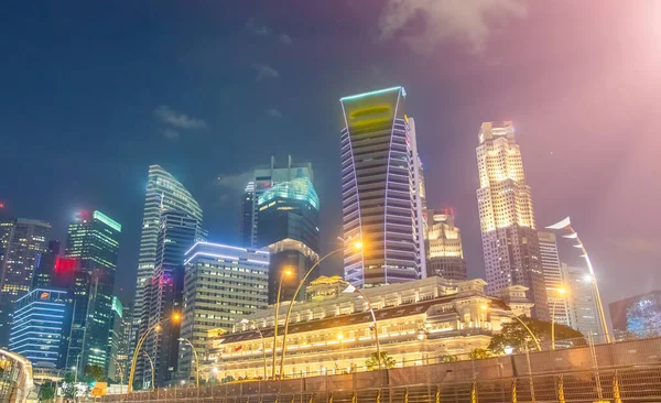 Singapore nachtelijke skyline. Gebouwen langs Marina Bay gebied — Stockfoto