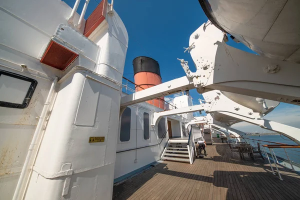 LONG BEACH, CA - AUGUST 1, 2017: A történelmi Queen Mary horgonyzott — Stock Fotó