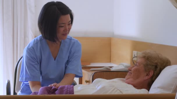 Nagranie Pielęgniarki Zajmującej Się Starszą Kobietą Domu Spokojnej Starości — Wideo stockowe