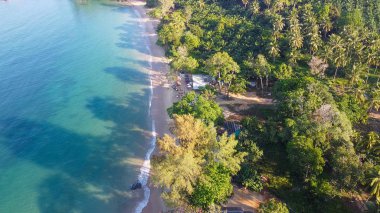 Khao Lak kıyı şeridi, güneşli bir sabahta güzel bir hava manzarası.