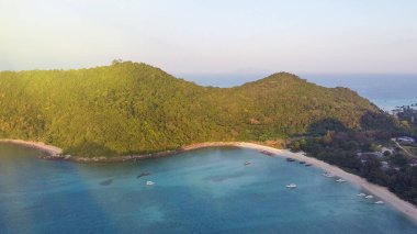 Phi Phi Don, Tayland. Gün batımında ünlü Nui Sahili 'nin havadan görüntüsü.