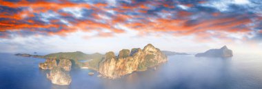 Koh Phi Phi Don 'daki Nui Sahili' nin inanılmaz hava manzarası., 