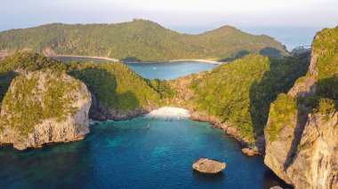 İnsansız hava aracından Nui Sahili 'nin inanılmaz günbatımı görüntüsü. Ko Phi Phi D