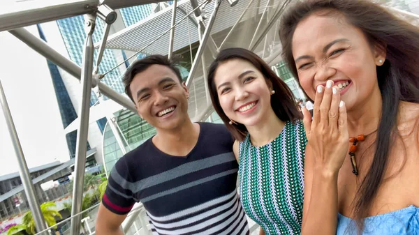 Tři asijské přátelé těší venkovní městský život, přičemž selfie. — Stock fotografie