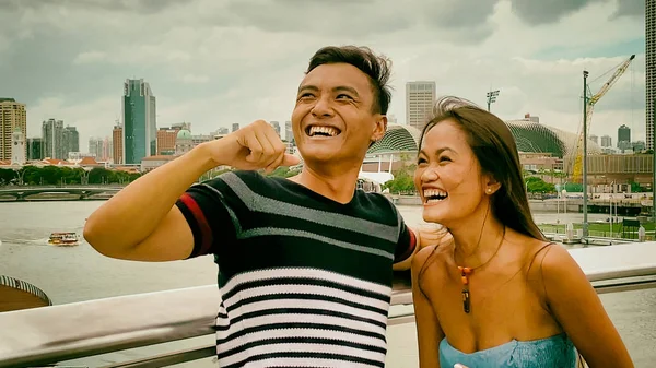 Νεαρό ζευγάρι από την Ασία επισκέπτεται την πόλη και απολαμβάνει τον υπαίθριο χρόνο — Φωτογραφία Αρχείου