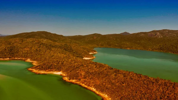 Incrível vista aérea da Praia Tropical com floresta e montanhas — Fotografia de Stock