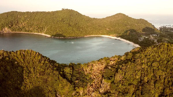 Orman ve tropikal deniz, İHA 'dan inanılmaz hava manzarası. Tatil — Stok fotoğraf