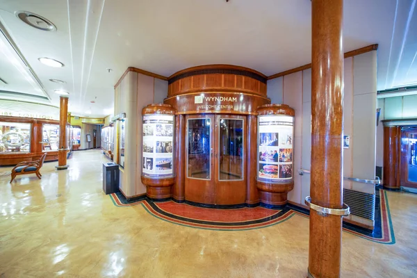 LONG BEACH, CA - 1. AUGUST 2017: Die historische Queen Mary vor Anker — Stockfoto