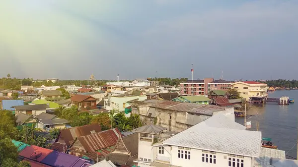 Flygfoto över Amphawa marknaden, berömd flytande marknaden nära Bangk — Stockfoto