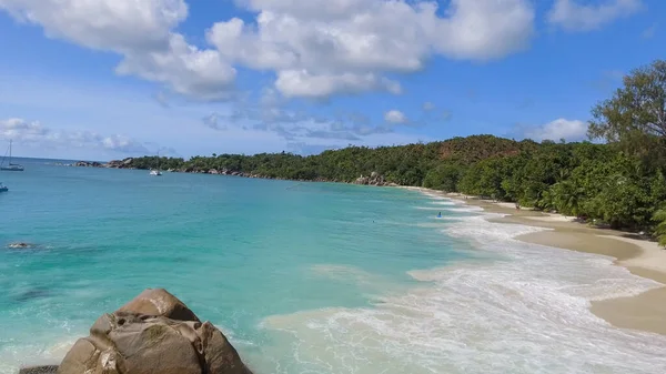 Fantastisk antenn utsikt över vackra tropiska ön — Stockfoto