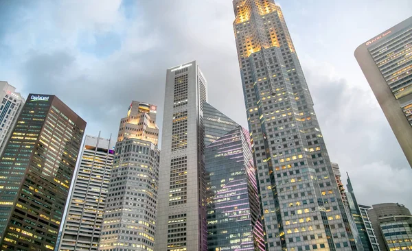 SINGAPUR - 3 de junio de 2020: rascacielos de la ciudad por la noche con remolacha. —  Fotos de Stock