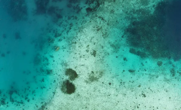 Vista aérea aérea de recifes de coral coloridos — Fotografia de Stock