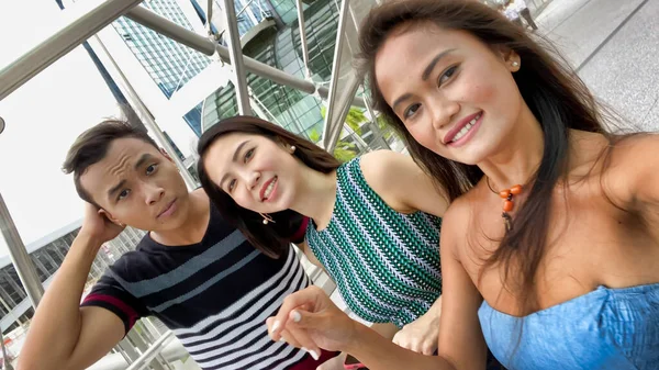 Three asian friends enjoying outdoor city life, taking selfies. — Stock Photo, Image