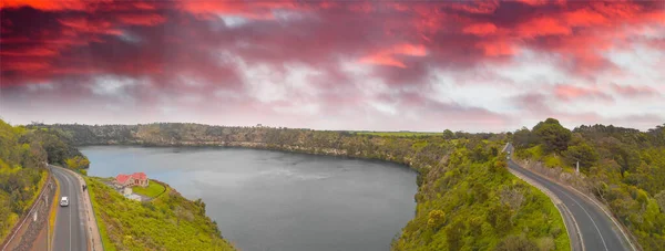 オーストラリア、ガンビア山の青い湖の美しい空の景色 — ストック写真