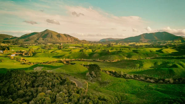 Vista aerea di colline incredibili e la campagna con una bella sk — Foto Stock