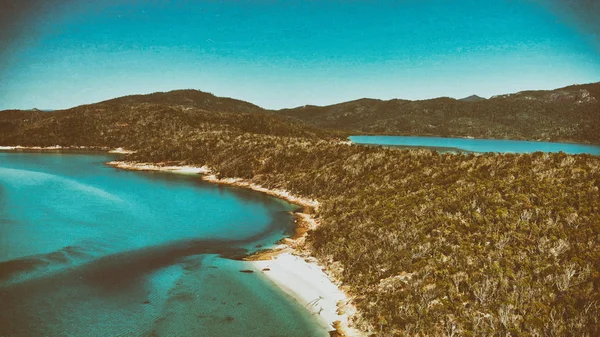 Amazing aerial view of Tropical Beach with forest and mountains — Stock Photo, Image