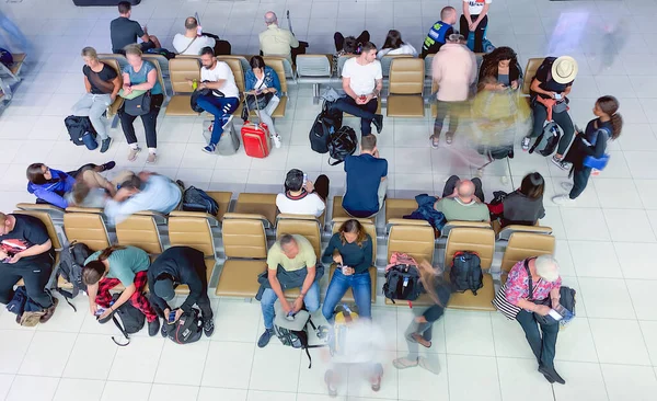 BANGKOK - JANUARY 6, 2020: Blurred view of tourists moving insid — Stock Photo, Image