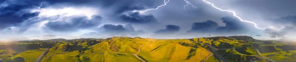 ニュージーランドの田舎の空の景色。丘と植物 — ストック写真