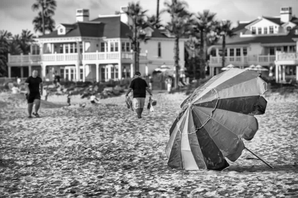 Kleurrijke Strandparaplu Bij Zonsondergang Met Toeristen Vakantie Concept — Stockfoto