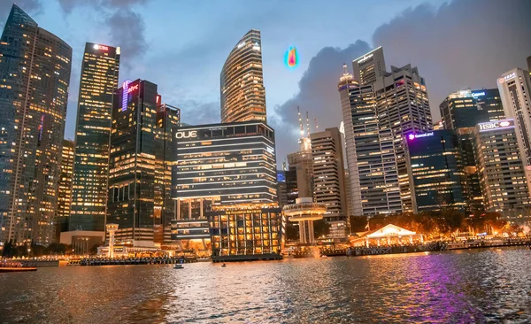 SINGAPORE - GENNAIO 4, 2020: skyline notturno e edifici della città di — Foto Stock