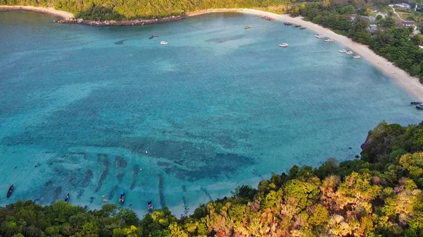 İnsansız hava aracından inanılmaz tropikal plaj manzarası — Stok fotoğraf