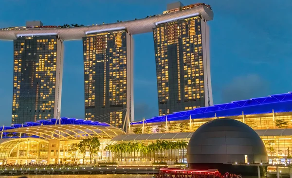 SINGAPORE - JANUARY 3, 2020: Marina Bay Sands di malam hari bersama Beau — Stok Foto