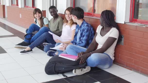 Imágenes Los Estudiantes Que Estudian Piso Sala Escuela Secundaria — Vídeos de Stock