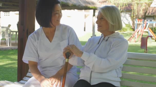 Filmagens Enfermeira Conversando Com Idosa Casa Aposentadoria — Vídeo de Stock