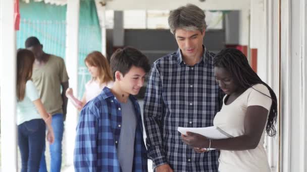 Filmagens Professor Conversando Com Alunos Salão Ensino Médio — Vídeo de Stock