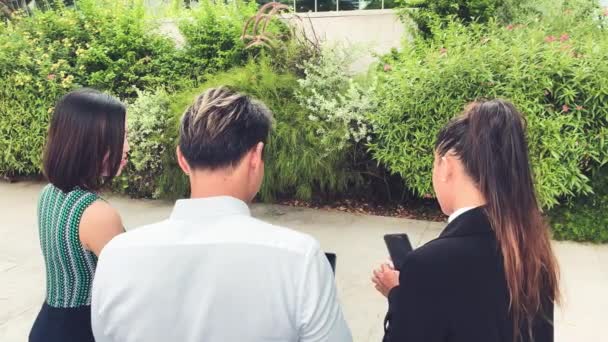 Group Happy Asian Businesspeople Having Conversation Together Outdoors — Stock Video
