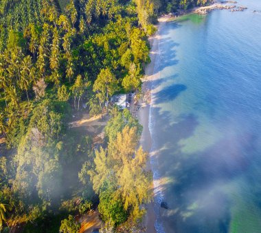 İnsansız hava aracından Nui Sahili 'nin inanılmaz günbatımı görüntüsü. Ko Phi Phi D