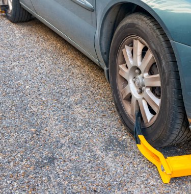 Sarı tekerlek kilidiyle kenetlenmiş ön tekerlek