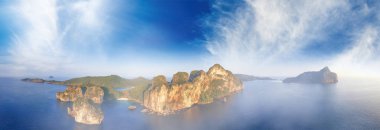 Koh Phi Phi Don 'daki Nui Sahili' nin inanılmaz hava manzarası., 