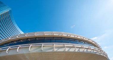 Ağaçları ve mavi gökyüzü olan modern binalar.